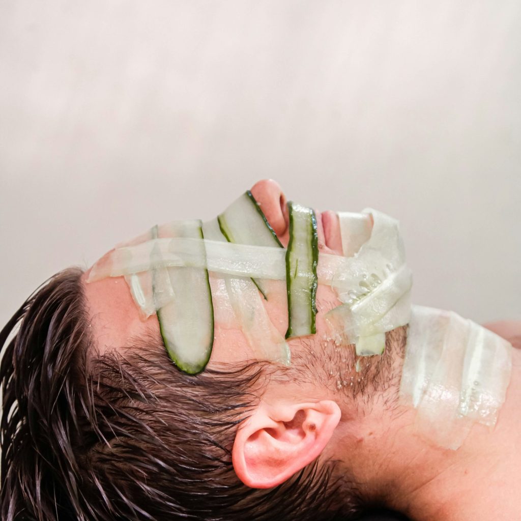 Trattamento viso con maschera detox su sposo in preparazione al matrimonio