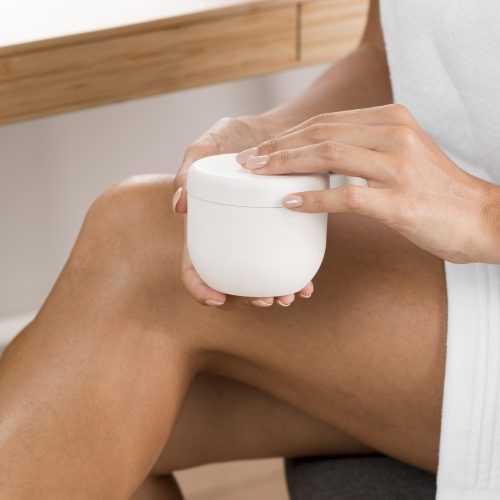 donna-che-ha-una-giornata-rilassante-e-crema