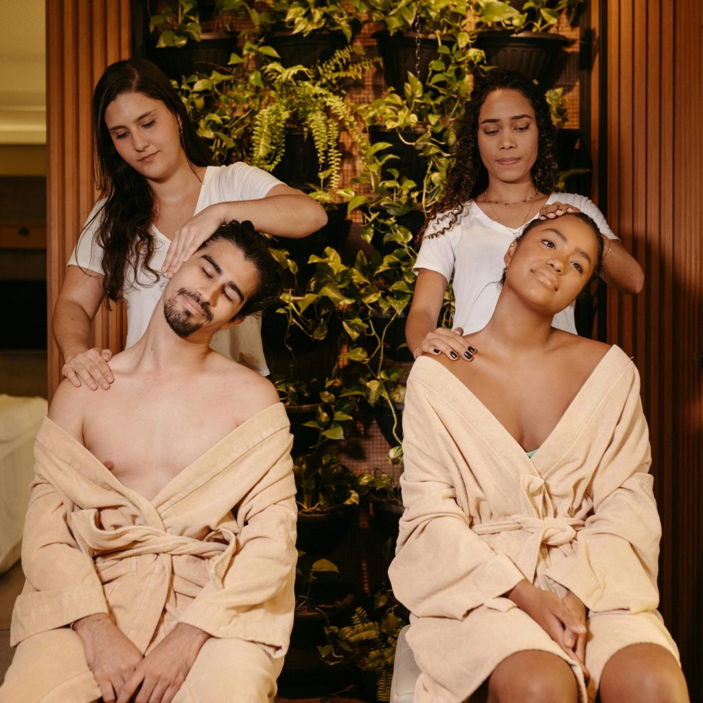 Massaggio rilassante di coppia per sposi in spa con atmosfera naturale