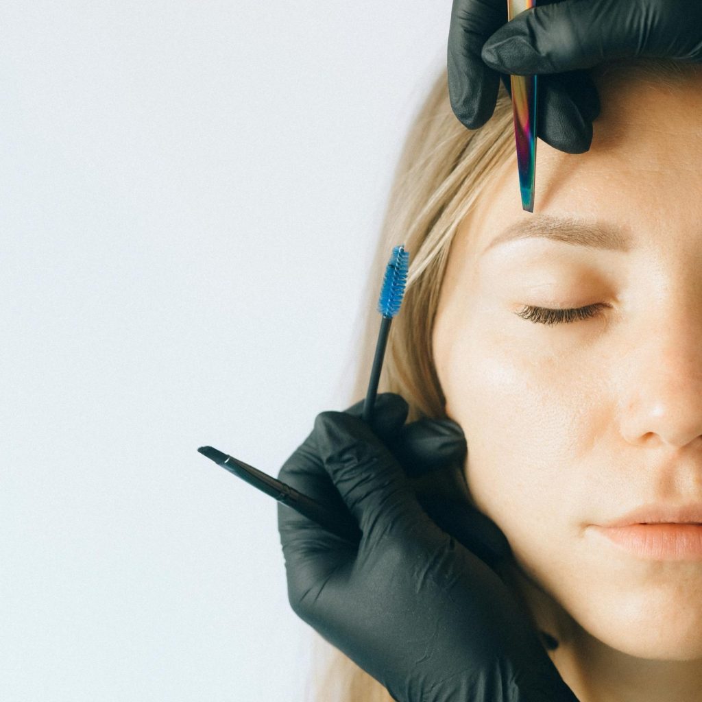 laminazione ciglia e sopracciglia ragazza centro estetico